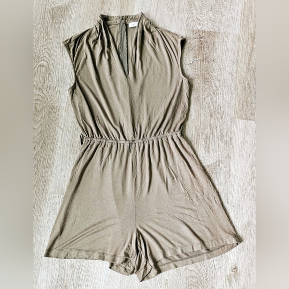 Size 4 Olive Calvin Klein Romper - Picture 1 of 4
